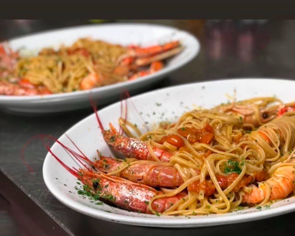 Piatto di linguine con gamberi, cozze e vongole