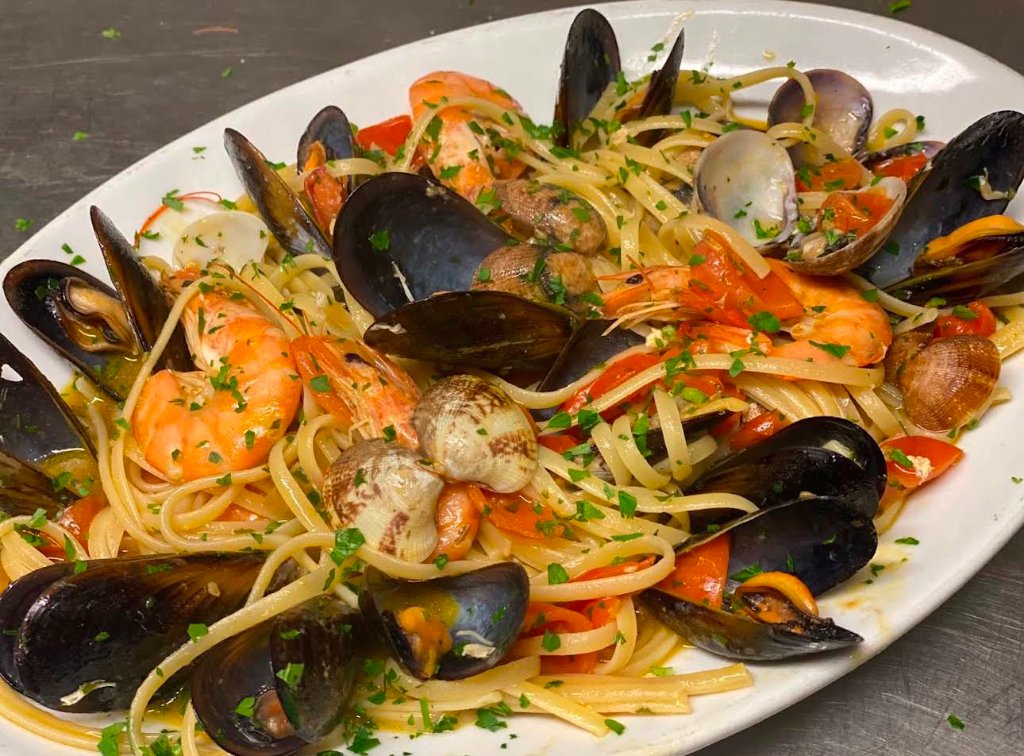 Linguine ai frutti di mare con cozze e gamberi